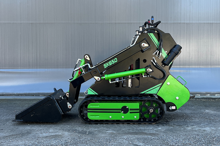 Skid Steer SK650 - 900kg - Briggs & Stratton - Band - Bensin - Nykyrka Maskiner