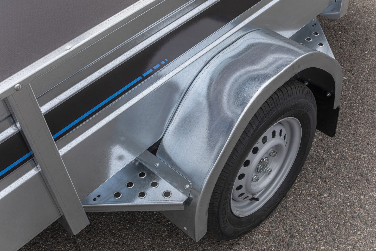 TIKI CS300-LH - obromsad släpvagn - Totalvikt 750kg - Med kåpa